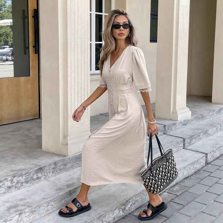 Dame midi kjole med knapdetaljer og feminine puffærmer Skjora
