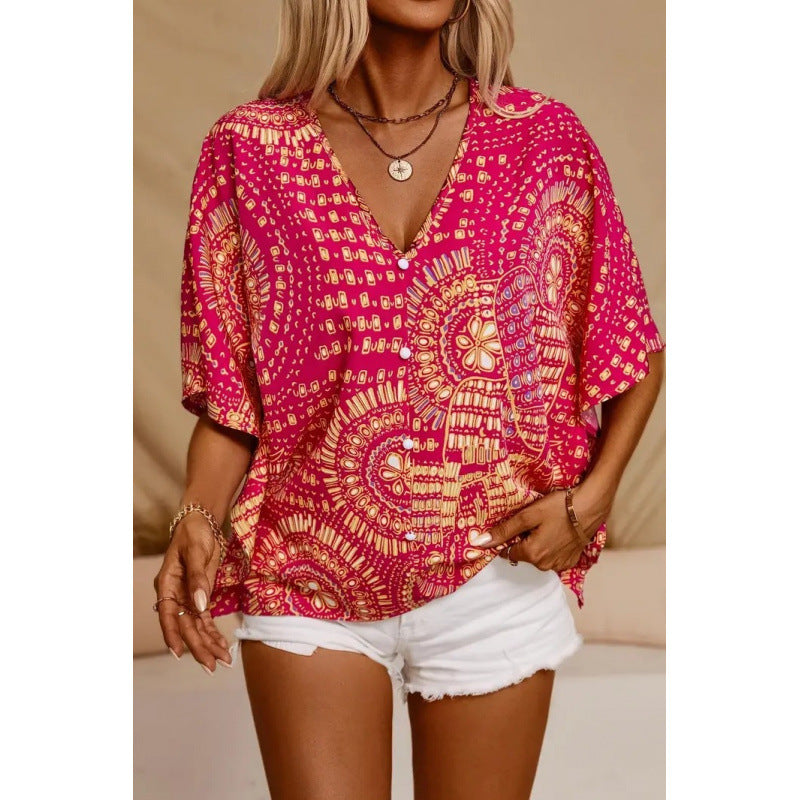 Dame strandbluse i avslappet boho-stil med fargerike mønstre og voluminøse ermer Skjora