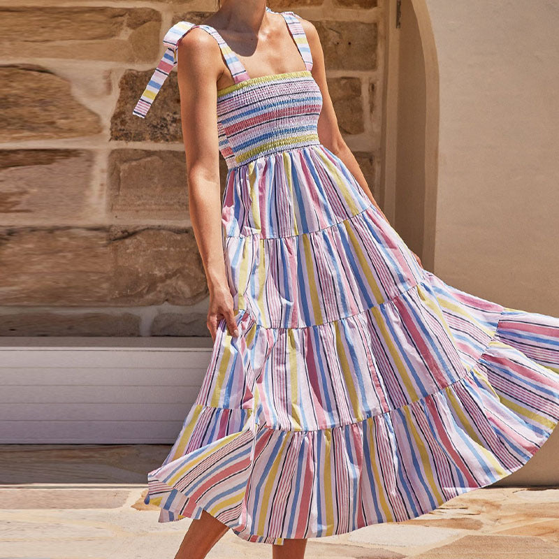 Kvinne maxi kjole med flatterende smocket topp og lekne stropper
