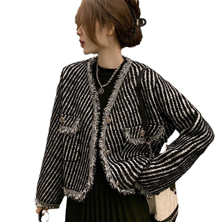 Kvinnelig cardigan med karakteristisk stripemønster og stilige knappdetaljer Skjora