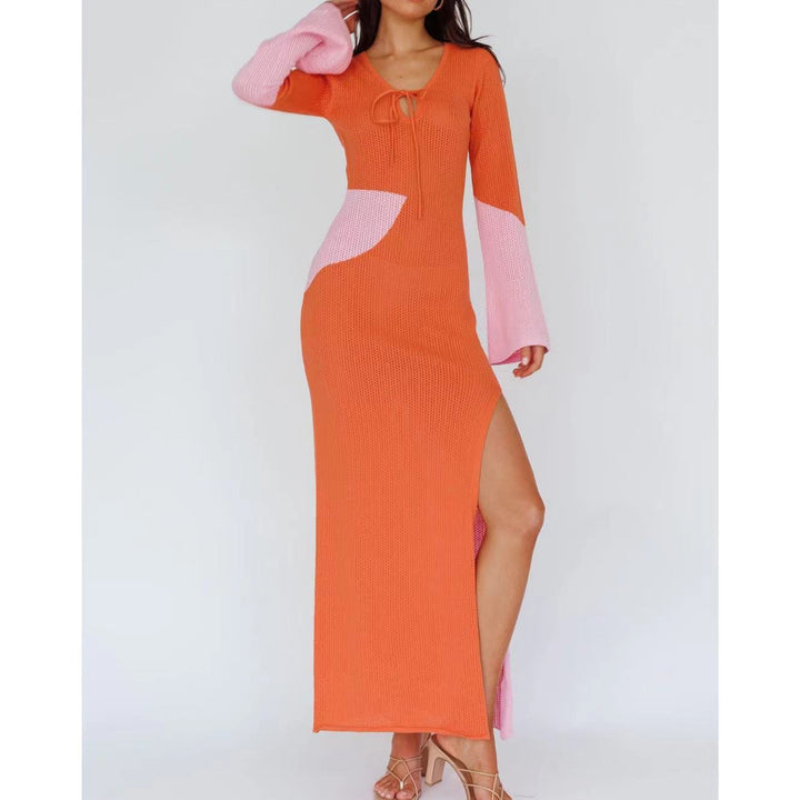 Dame elegant strikked maxi kjole med innovativt cut-out-design og vid splitt Skjora