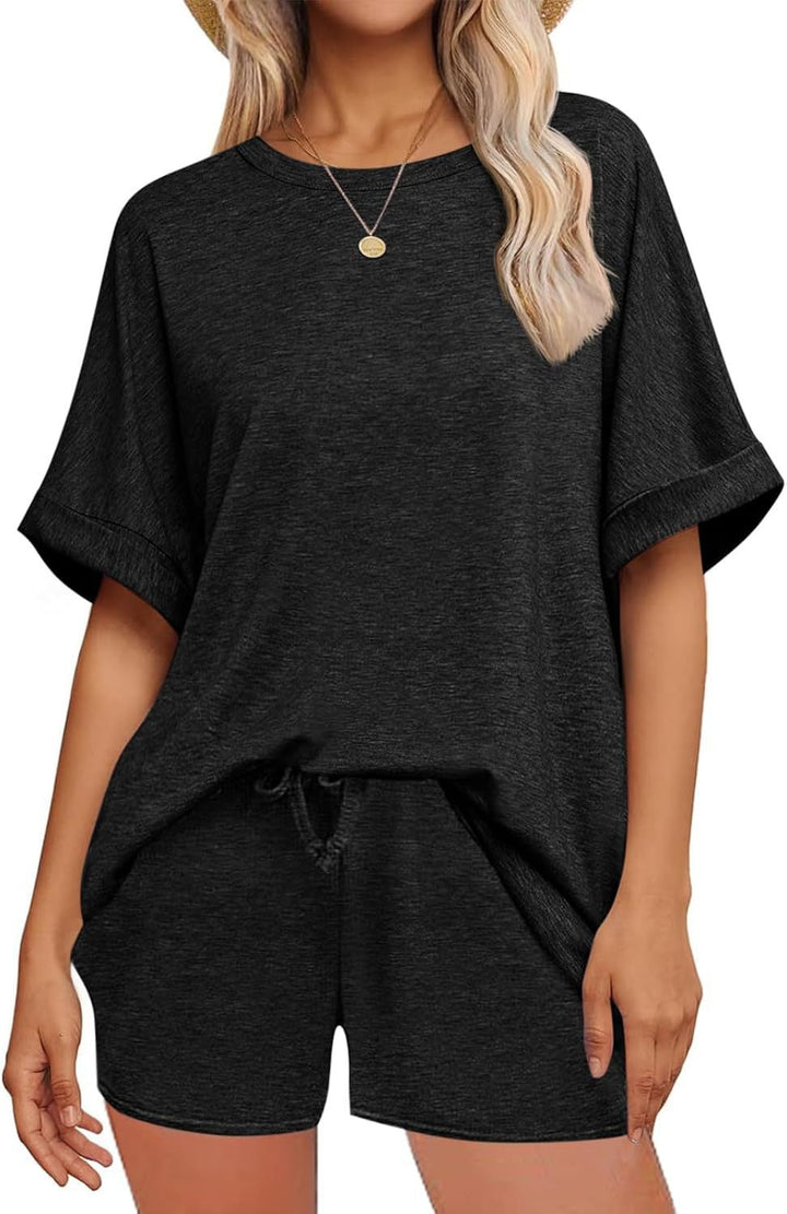 Dame avslappet fritidssett med oversized T-skjorte og shorts Skjora