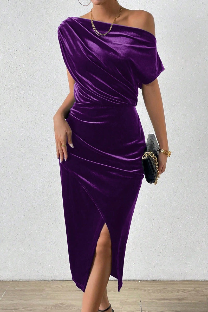 Dame skreddersydd kjole med dyp U-hals og elegant satin-finish Skjora