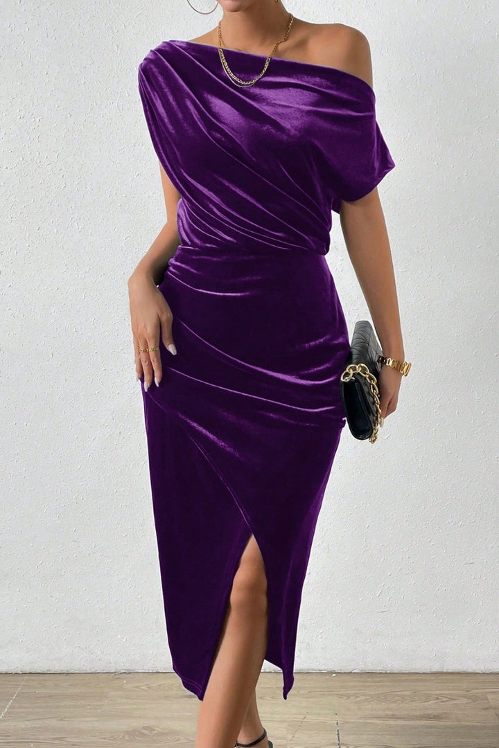 Dame skreddersydd kjole med dyp U-hals og elegant satin-finish Skjora