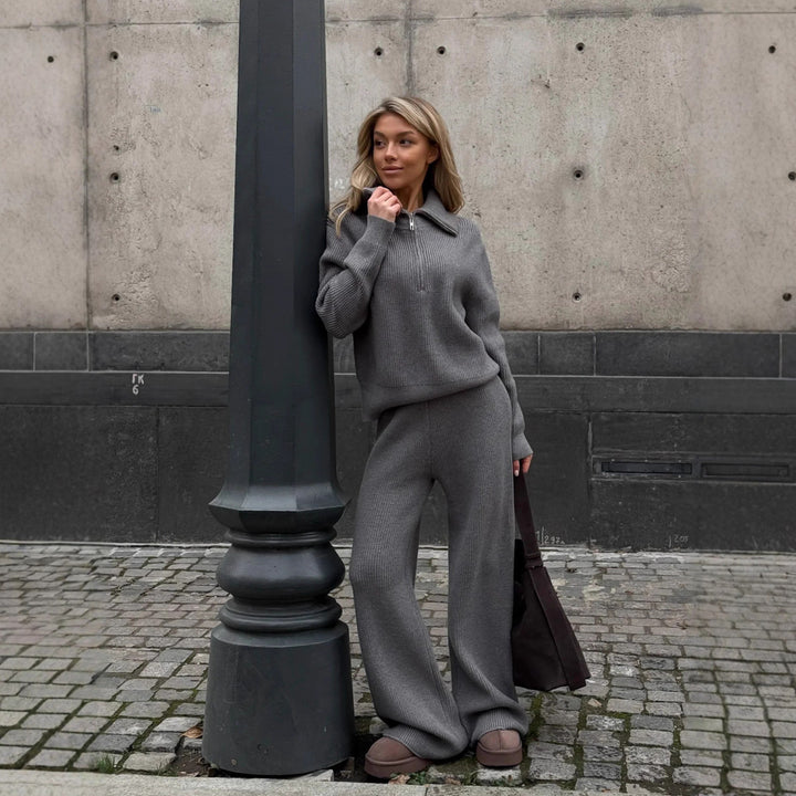 Kvinnelig strikket loungewear-sett med høy krage og løs passform Skjora