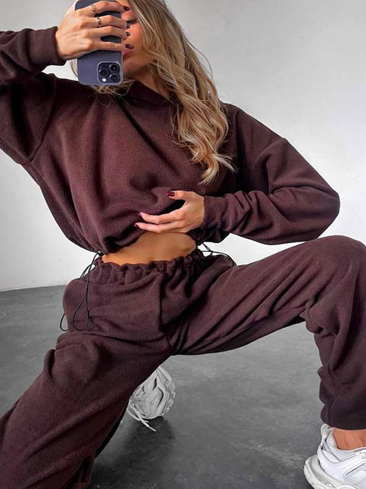 Kvinnelig komfortabel fleece jumpsuit med hette og elastisk midjebånd