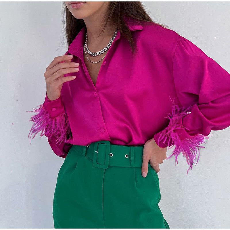 Damebluse med fargerike fjær og elegant snitt Skjora