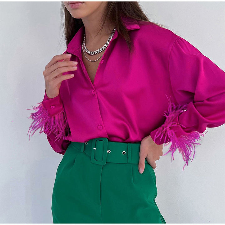 Damebluse med fargerike fjær og elegant snitt Skjora