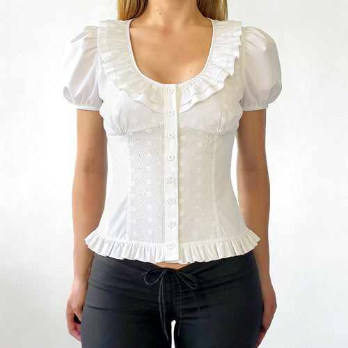 Damebluse med leken volangkant og blomsterbroderi Skjora