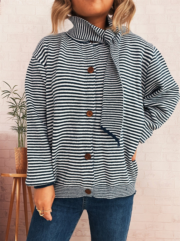 Kvinnens stripete strikket cardigan med høy krage og dekorative knapper Skjora
