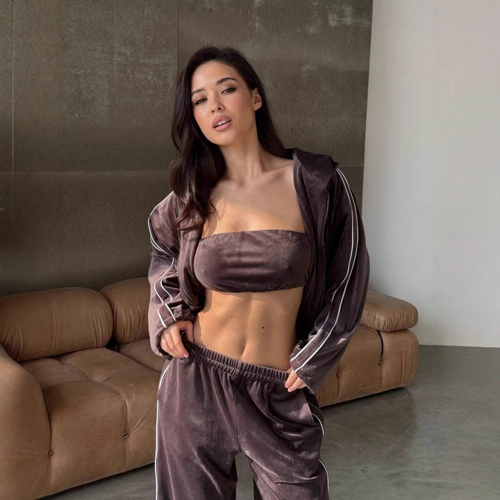 Kvinneluxus velour loungewear-sett med cropped topp og bred passform Skjora