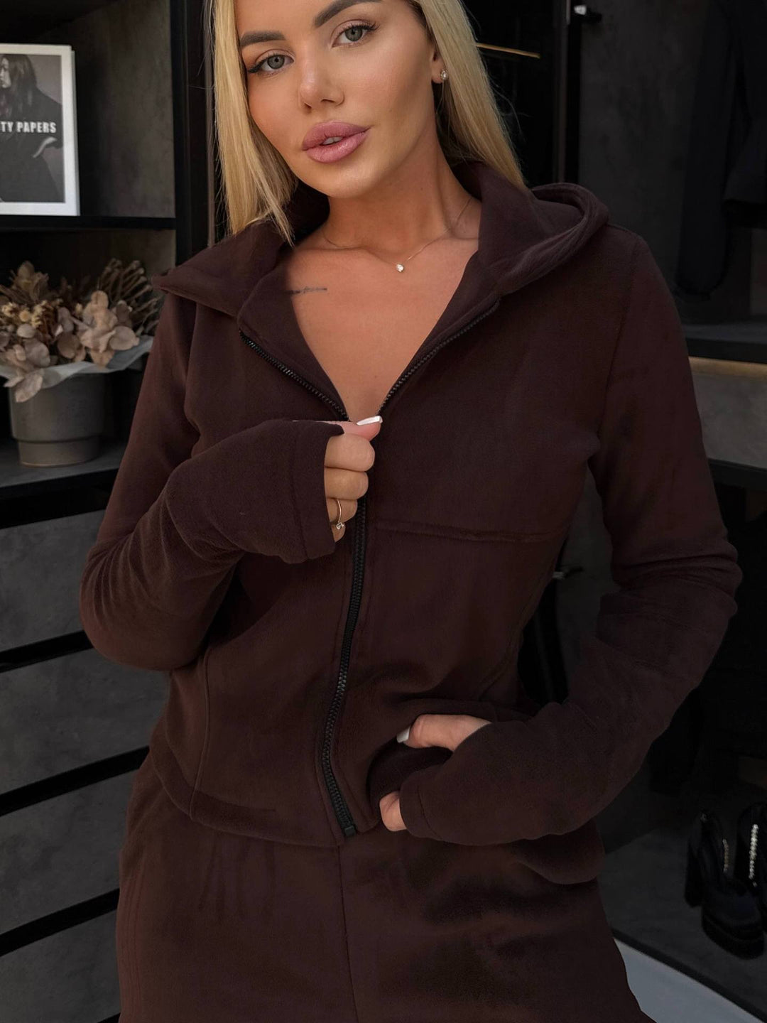 Kvinners fleece jumpsuit med høy krage og praktiske lommer