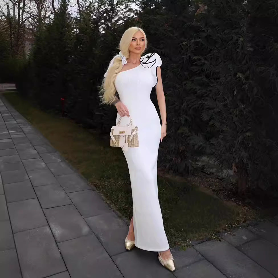 Damer Elegant Maxikjole med asymmetrisk design og lekne volangdetaljer Skjora