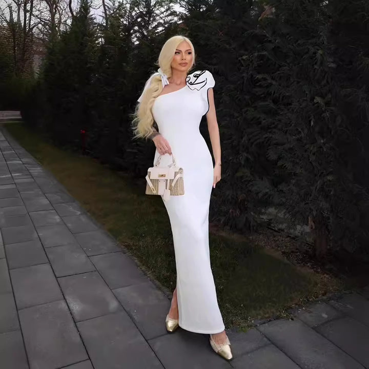 Damer Elegant Maxikjole med asymmetrisk design og lekne volangdetaljer Skjora