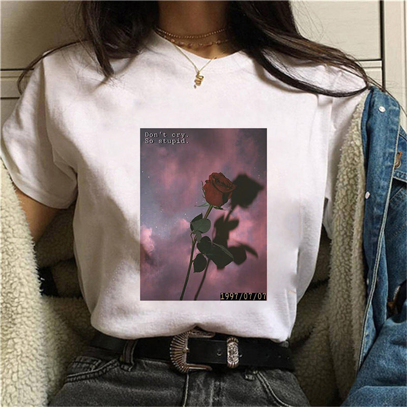 Dame T-skjorte med blomstertrykk og kreativt kunstmotiv Skjora