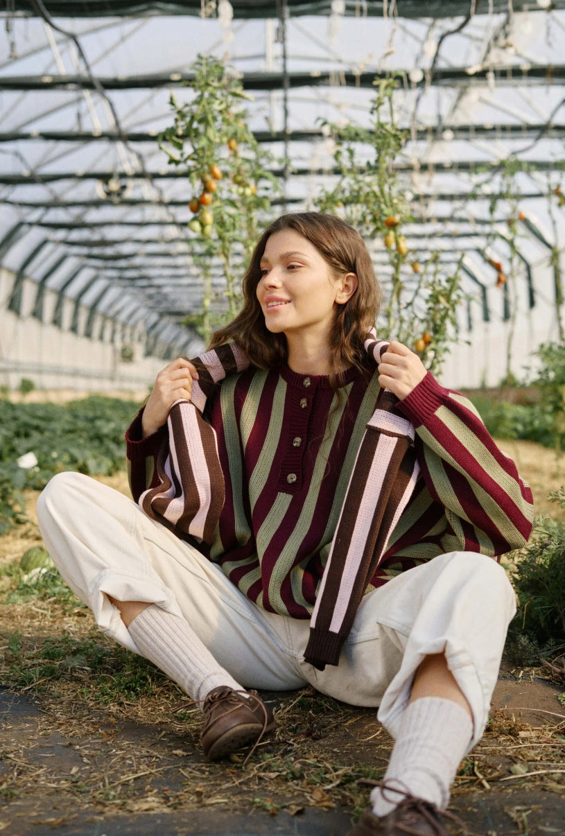 Kvinne striped oversized genser med knappestolpe og dyp V-hals Skjora