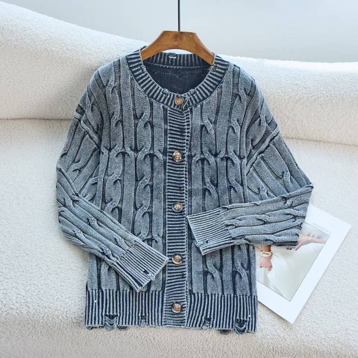 Kvinnens cardigan med elegant kabeldesign og detaljer med treskulpturer Skjora
