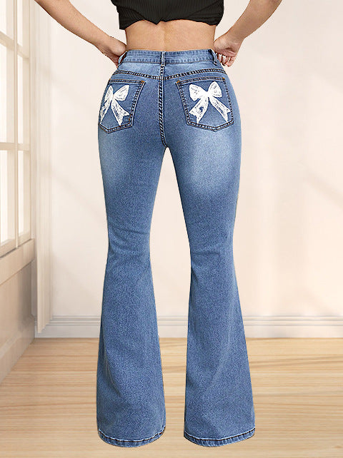 Kvinnelige utsvingte jeans med dekorative sløyfer Skjora