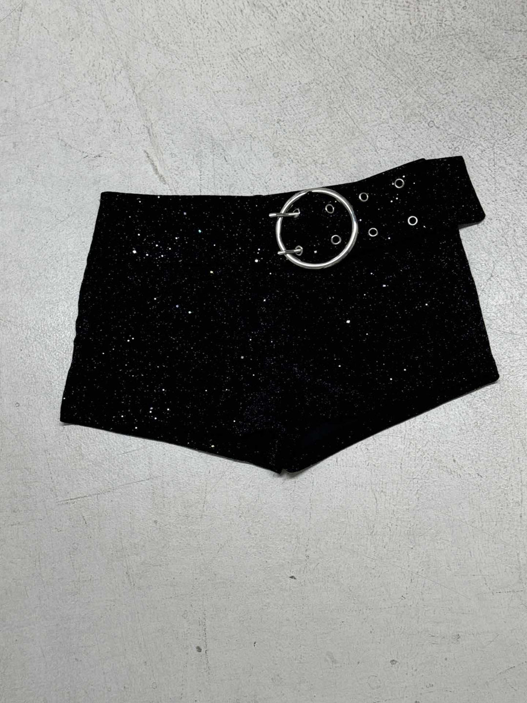Dame Glitrende Künstlærshorts med dekorativt belte Skjora