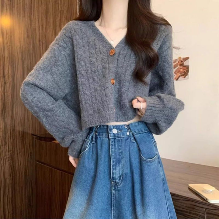 Kvinne chunky strikk cardigan med knappdetaljer og dyp V-hals Skjora
