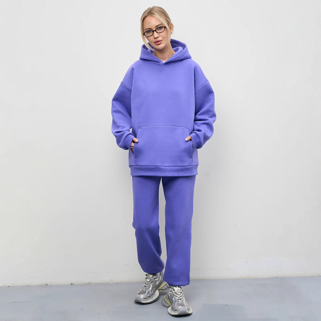 Kvinnes oversized hettegenser og komfortable joggebukser i moderne design