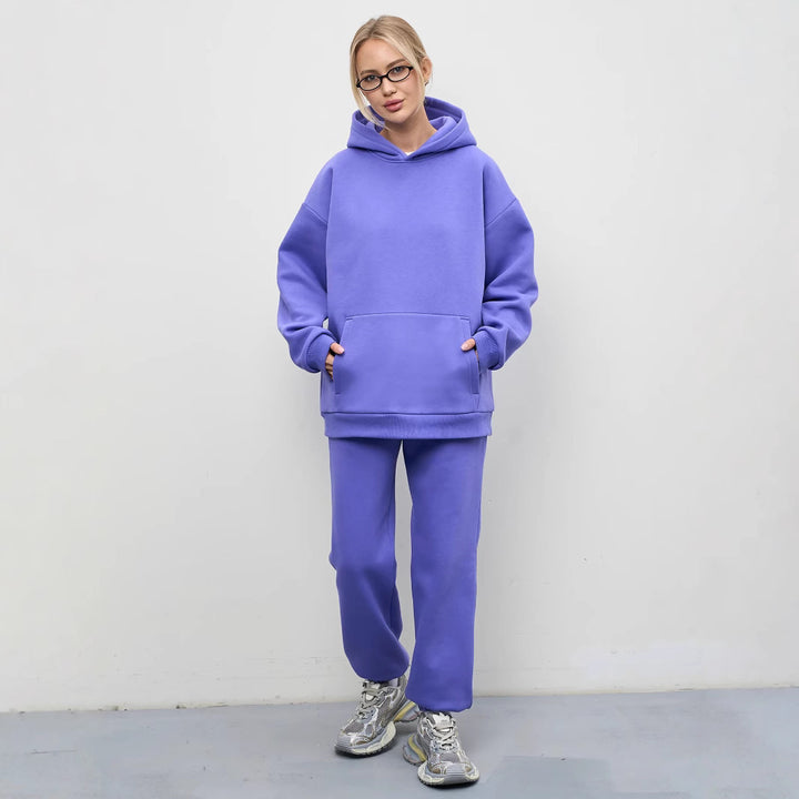 Kvinnes oversized hettegenser og komfortable joggebukser i moderne design