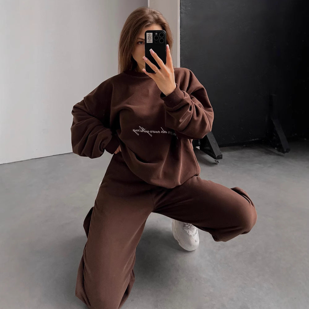 Kvinnens komfortable sett laget av oversized genser og komfortable joggebukser Skjora