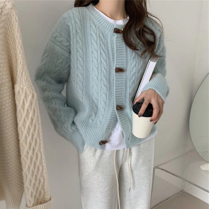 Kvinnecardigan med kabelstrikkemønster og elegante knappedetaljer Skjora