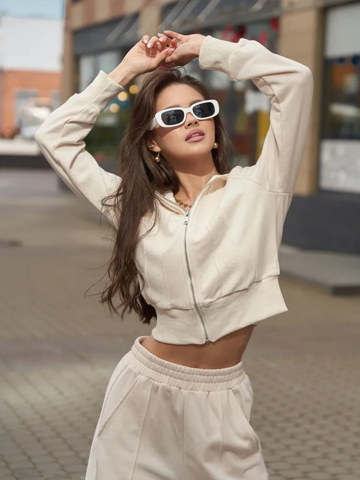 Women's sporty leisure set with cropped sweatshirt jacket and comfortable jogging pants Skjora