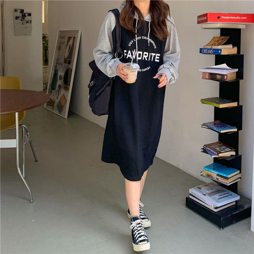 Dame hoodie kjole i avslappet oversized stil med grafisk trykk og sidelommer