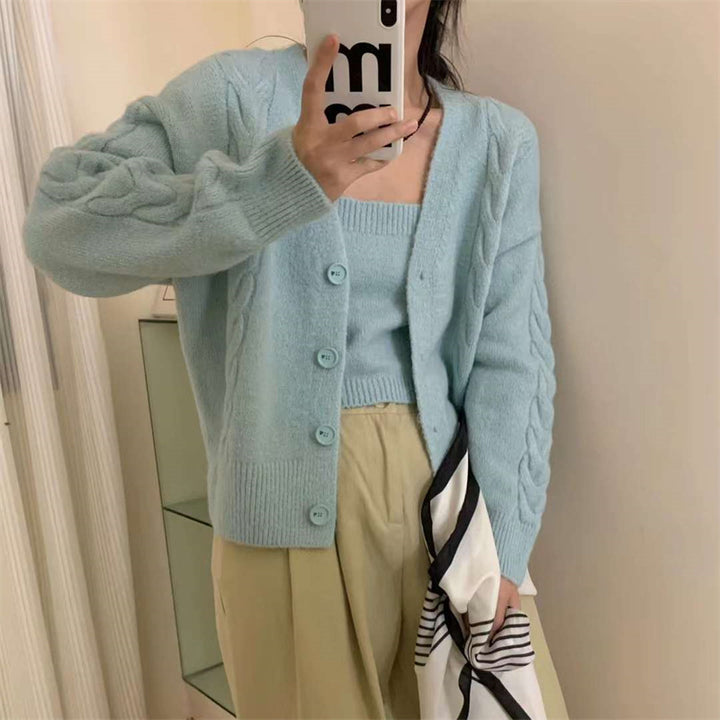 Dame cardigan i kabelstrikkdesign med knappestolpe og elegant passform Skjora