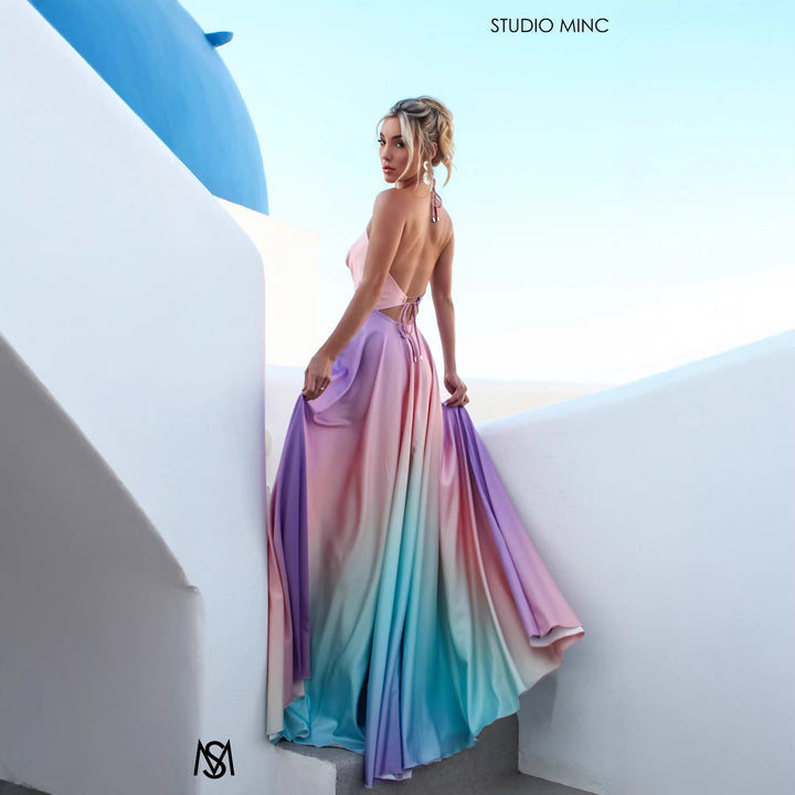 Kvinnelig Elegant Maxi Kjole med Stilfull Halter Neck og Glatt Satin Utseende