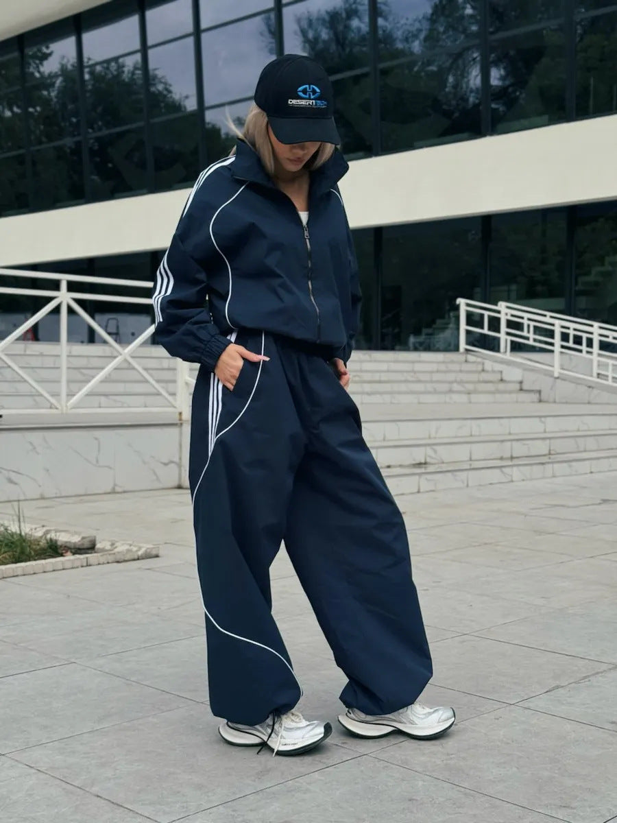 Kvinnelig sporty joggedress med høy krage og vide ben Skjora