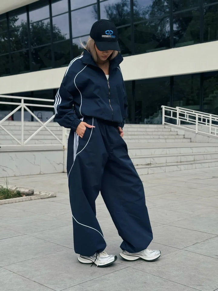 Kvinnelig sporty joggedress med høy krage og vide ben Skjora
