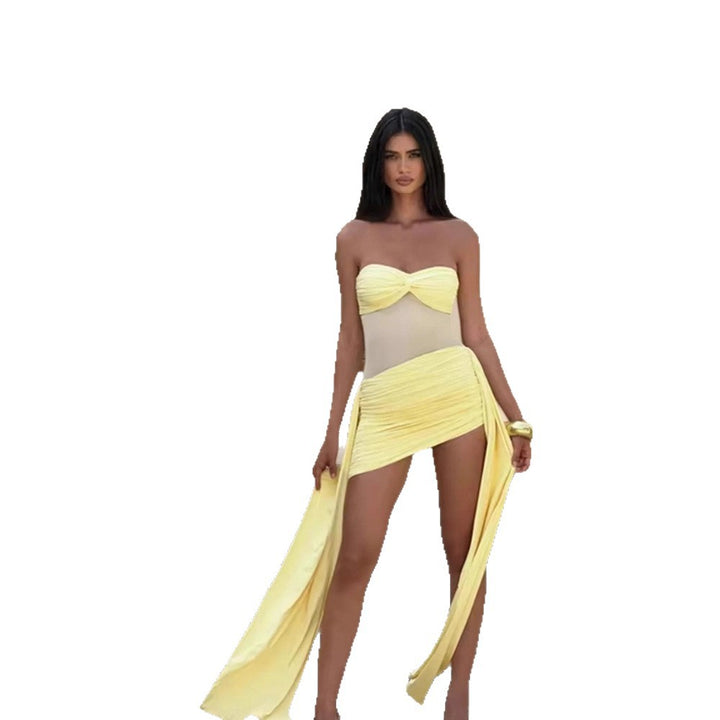 Kvinnens badedrakt med av-shoulder design og elegant drapering