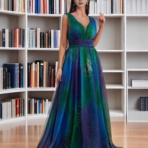 Kvinnens elegante kveldsdrakt med glitrende tyllelag og dyp V-hals