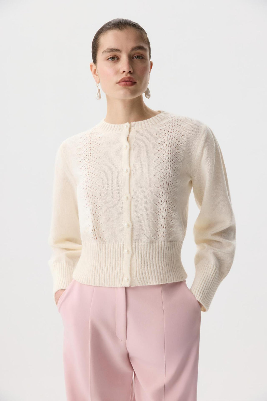 Kvinnens cardigan med fint blondermønster og elegante knapper Skjora
