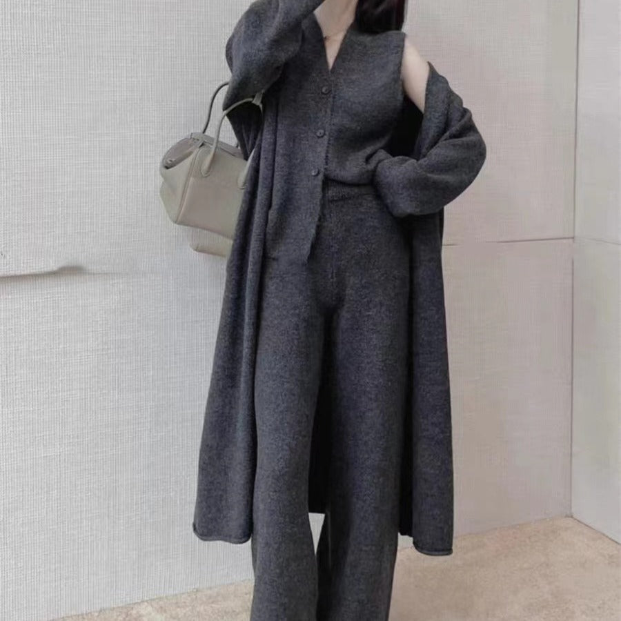 Damer elegant strikket ensemble med lang cardigan og vide bukser Skjora