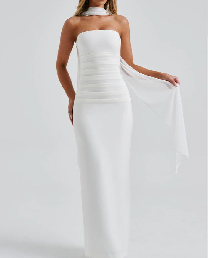 Kvinnens lange kveldsdrakt med elegant off-the-shoulder-design og lette volanger