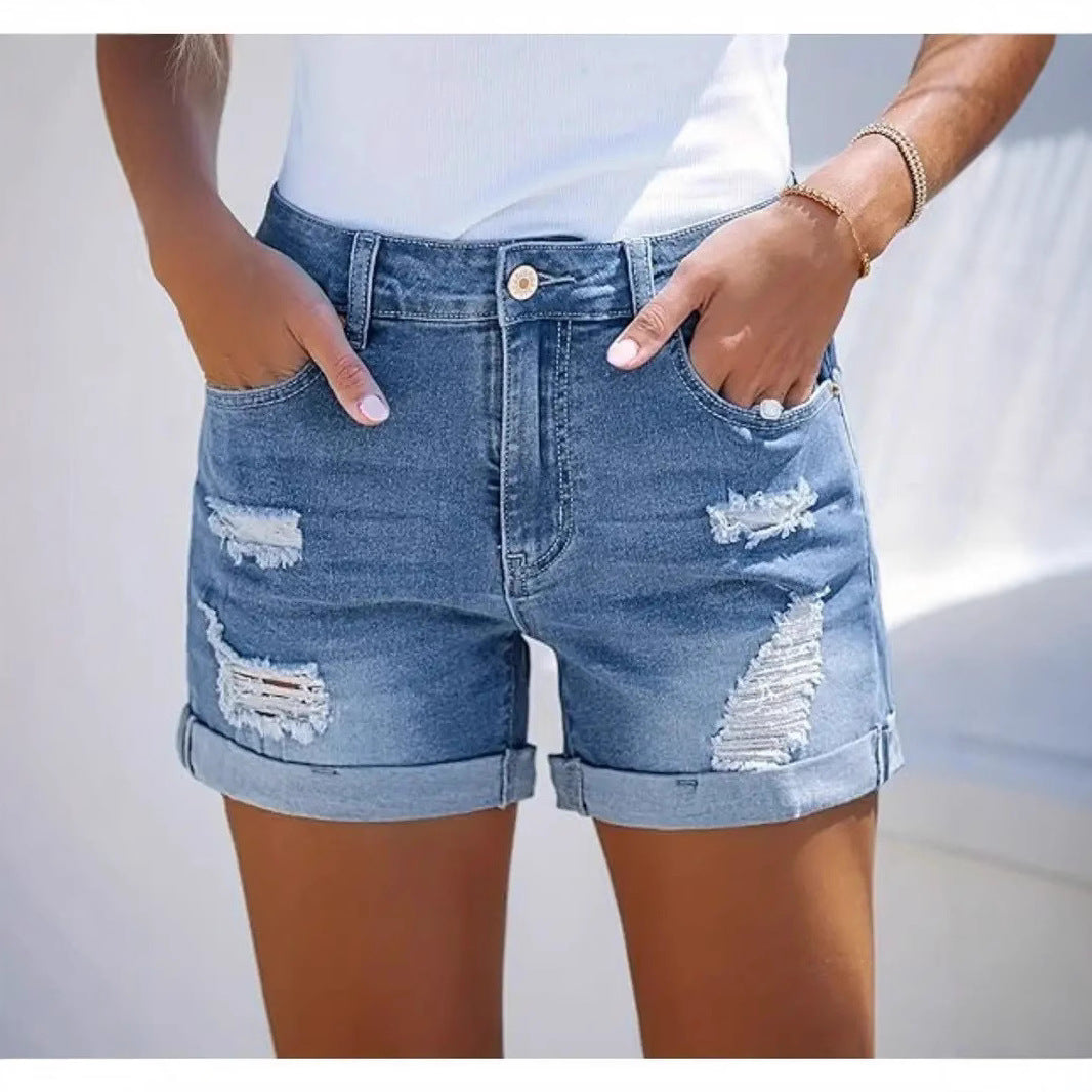 Dame korte Destroyed Denim-shorts i avslappet stil med oppbrettede sømmer og stilige rifte-detaljer Skjora