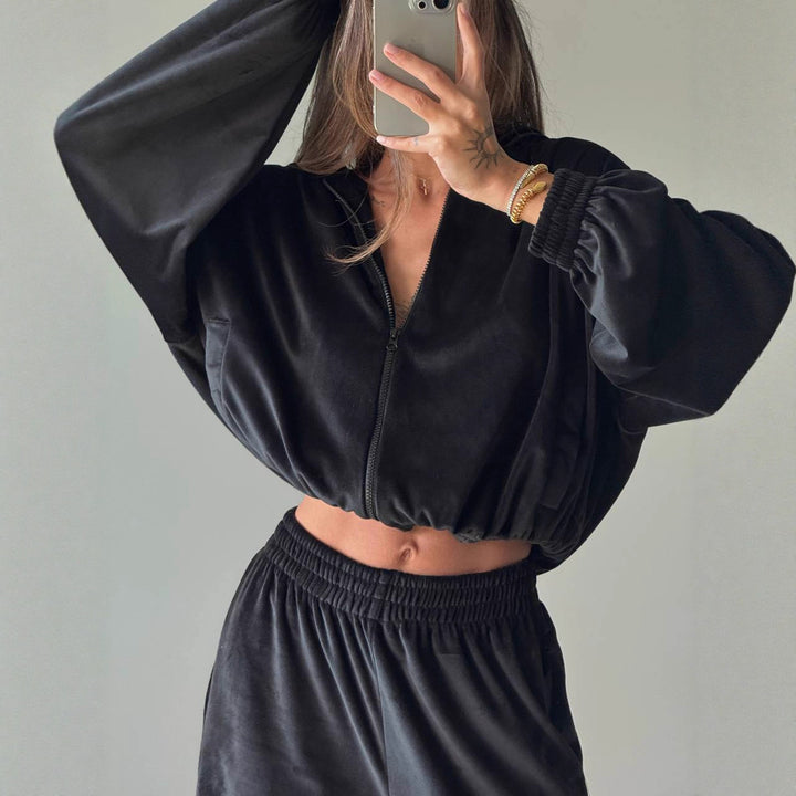 Kvinnens fleece loungewear-drakt med moderne glidelås og løs passform