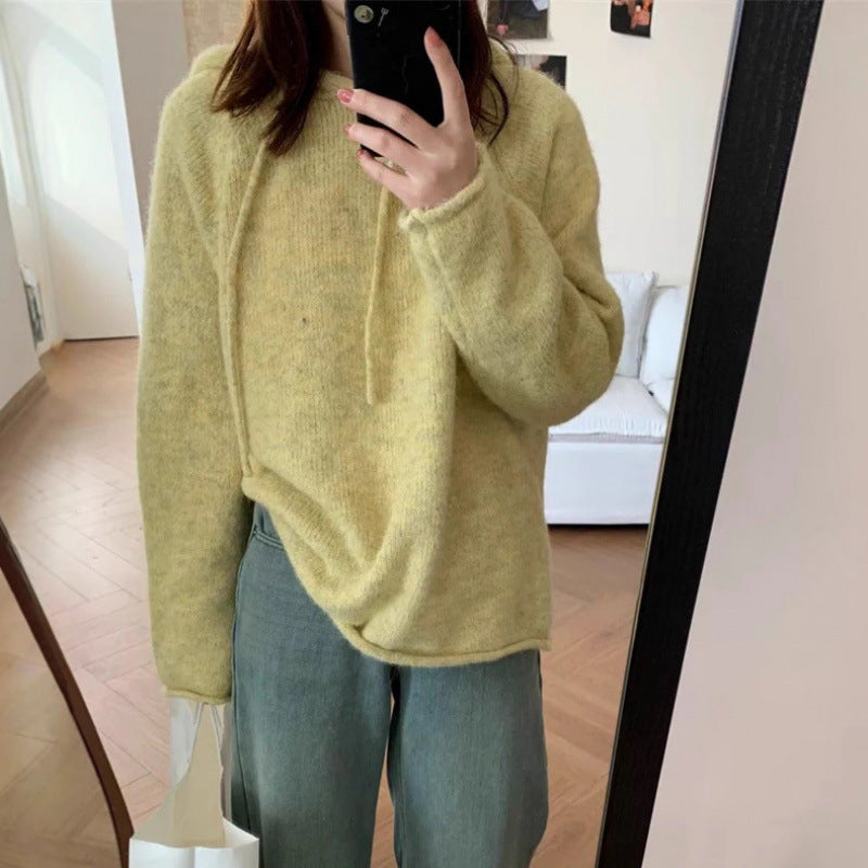 Dame koselig hettegenser laget av mykt fleece-materiale med kengurulomme Skjora