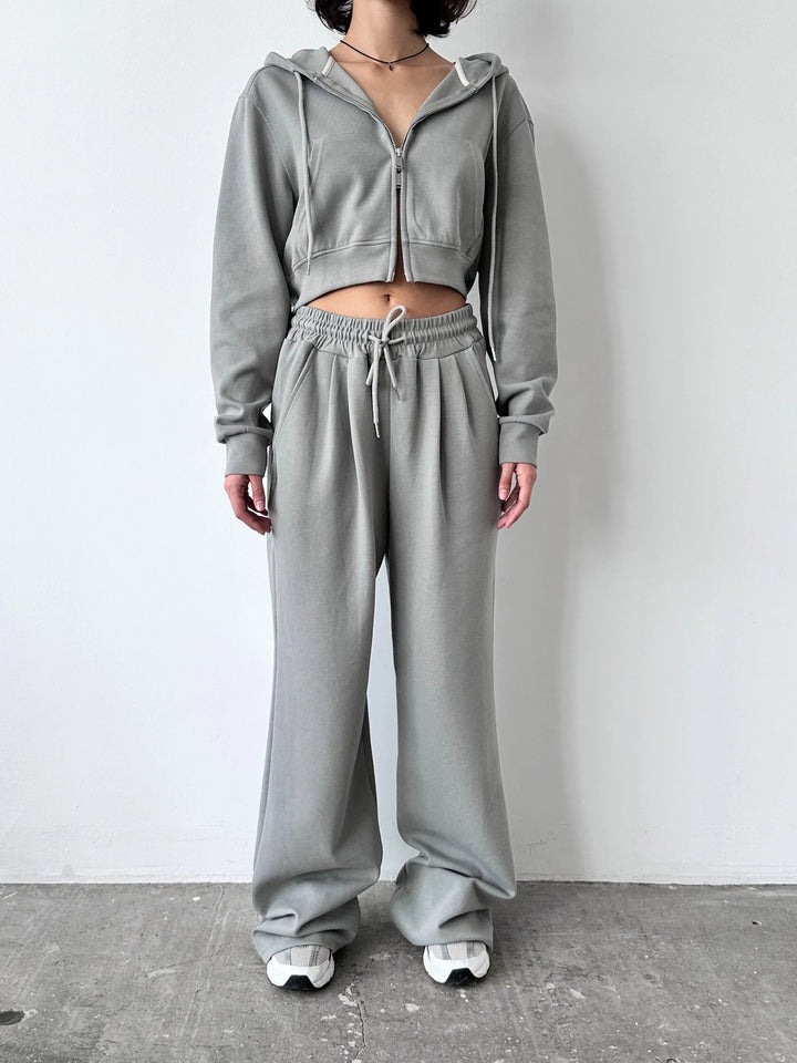 Kvinnens cropped hettegenser og løse joggebukser i minimalistisk design