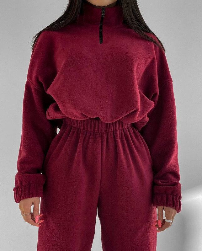 Kvinnes komfortable fleece treningsdress med høy krage og elastiske mansjetter Skjora