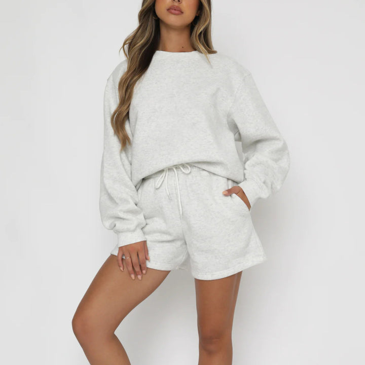 Kvinnenes avslappede sweat-sett med komfortabel topp med korte ermer og koselige shorts Skjora