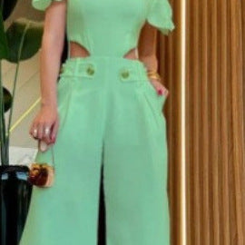 Dame Elegant jumpsuit med snittdetaljer og myke flytende bukseben Skjora