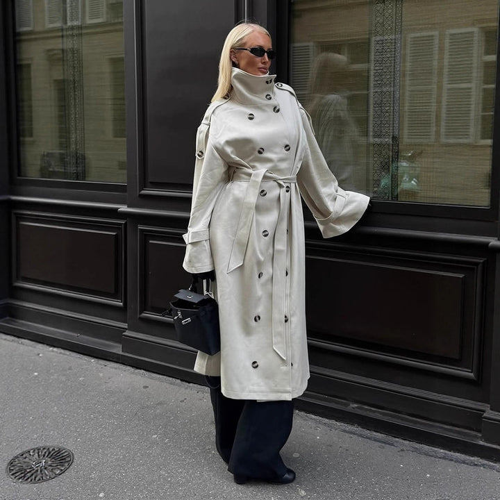 Kvinnes elegant trenchcoat med brede revers og praktiske lommer Skjora