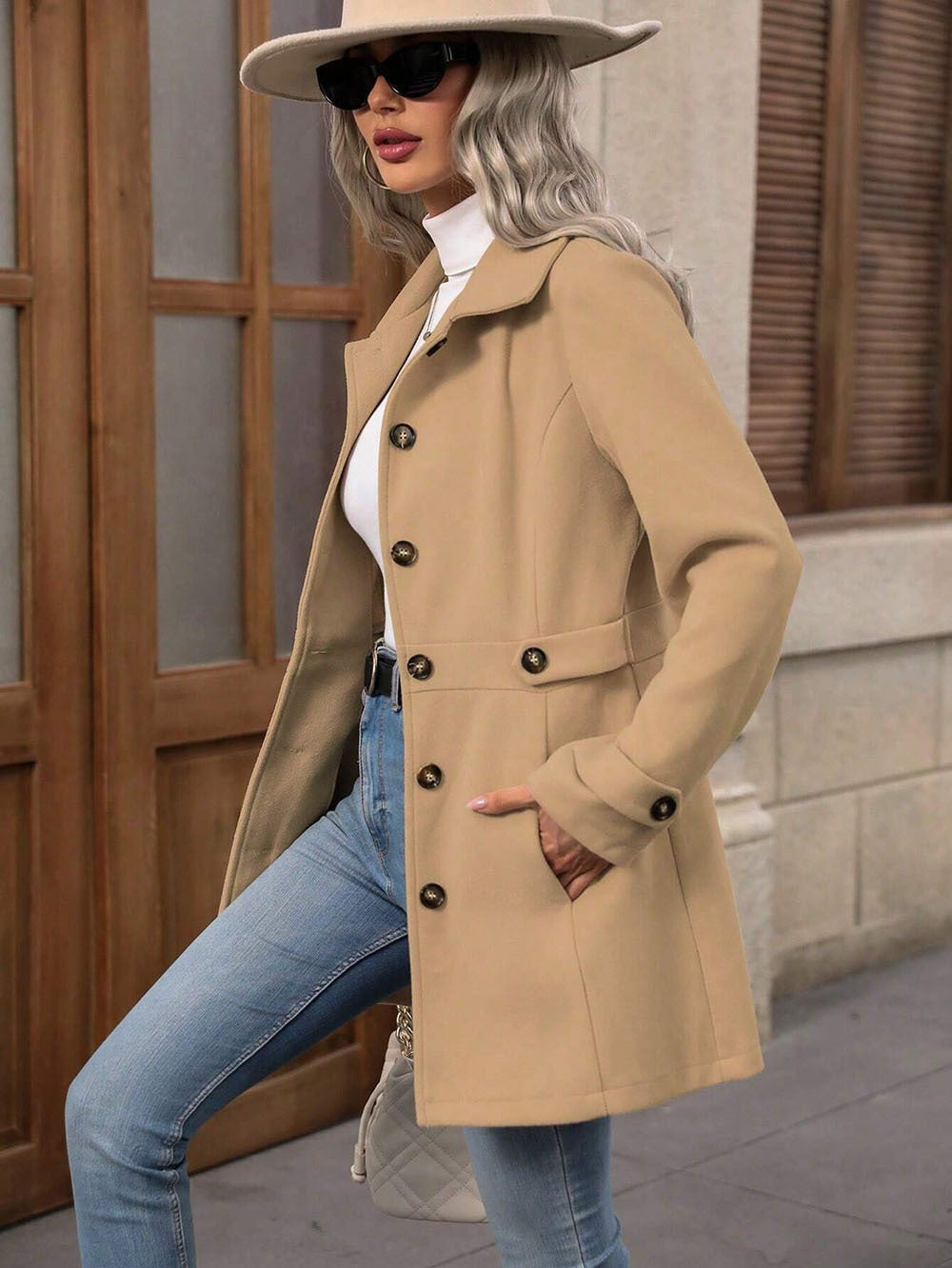 Kvinnens elegante trenchcoat med skreddersydd snitt og knappdetaljer Skjora
