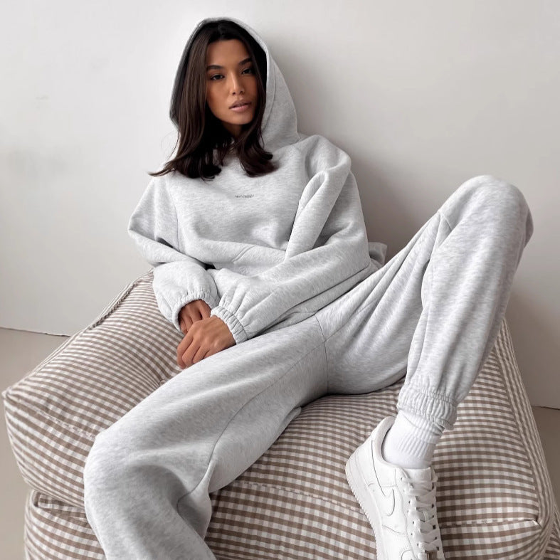 Kvinnens komfortable sett laget av oversized genser og komfortable joggebukser Skjora