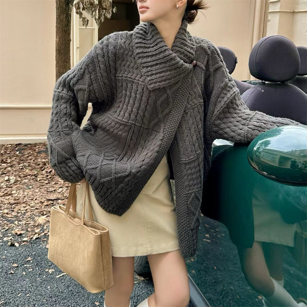 Dame chunky strikket cardigan med ståkrage og unike kabelmønster Skjora